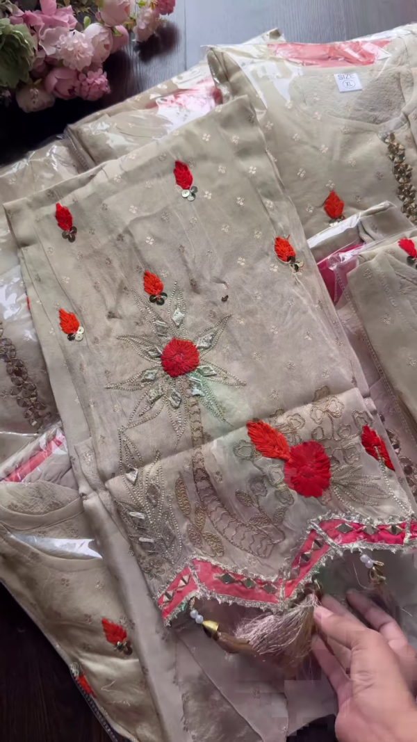 Attractive Party Look – Glamorous & Stylish