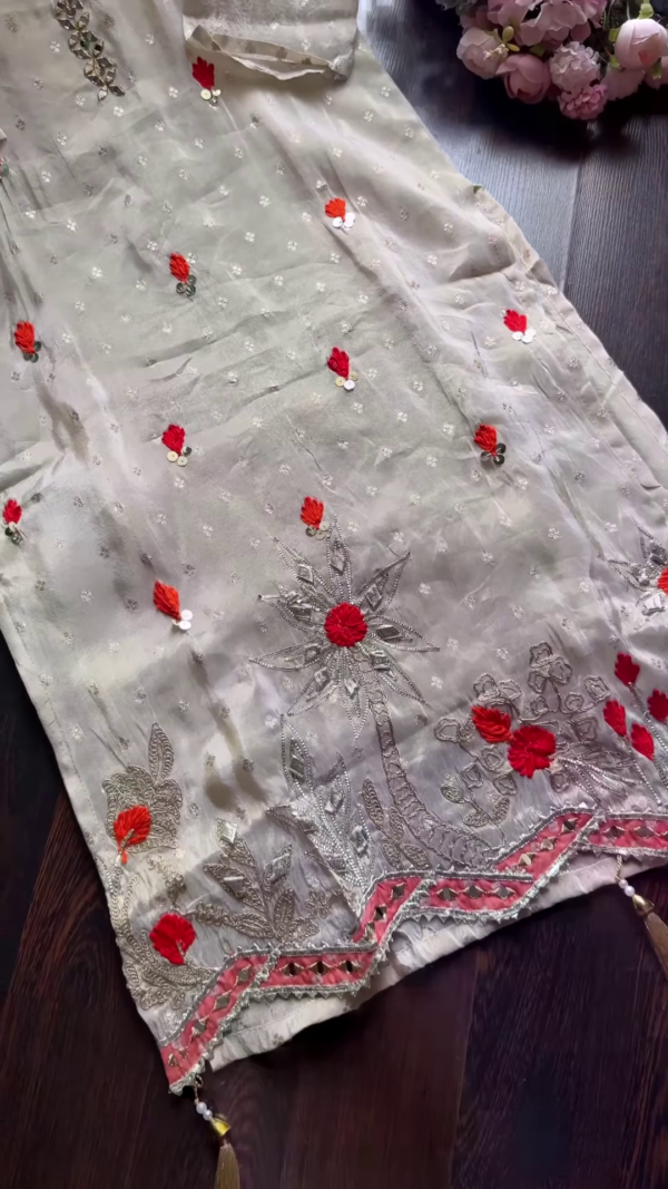 Attractive Party Look – Glamorous & Stylish