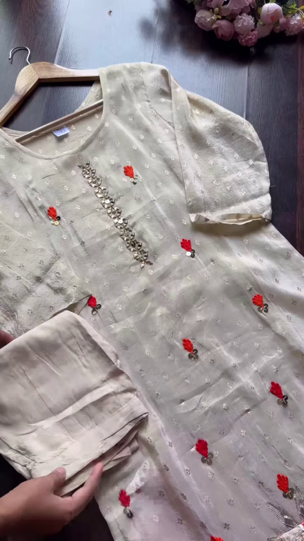 Attractive Party Look – Glamorous & Stylish