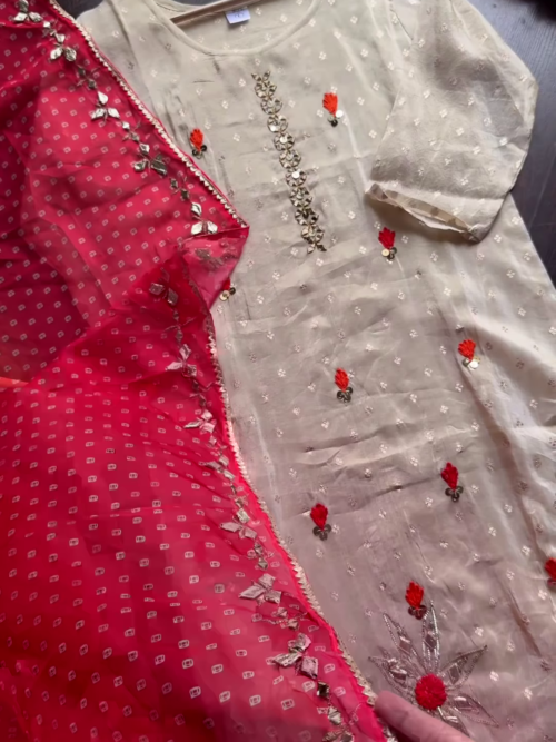 Attractive Party Look – Glamorous & Stylish